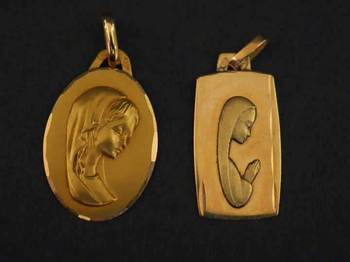 Ensemble comprenant :  - une médaille religieuse de forme ovale en or 