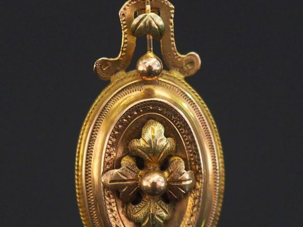Petit pendentif Napoléon III en or jaune, à décor de feuillage en son 