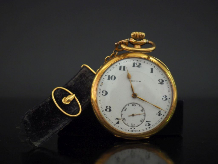 ZENITH Montre de gousset en or jaune.  Cadran à chiffres arabes pour l