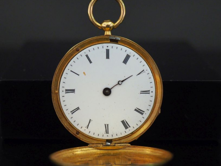 DETOUCHE à Paris Montre aveugle de col en or jaune, à décor de rinceau