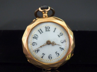 Vente aux enchères Montre de col Napoléon III en or jaune 750. Cadran à chiffres arabes p