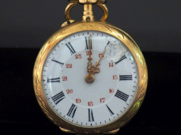 Montre de col en or jaune 750.  Cadran à chiffres romains pour les heu