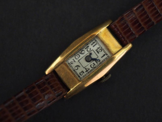 Vente aux enchères Petite montre bracelet de dame, boitier à pans coupés en or jaune 750.