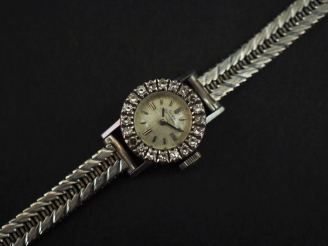 Vente aux enchères GIRARD PERREGAUX Montre bracelet de dame, boitier et bracelet en or bl