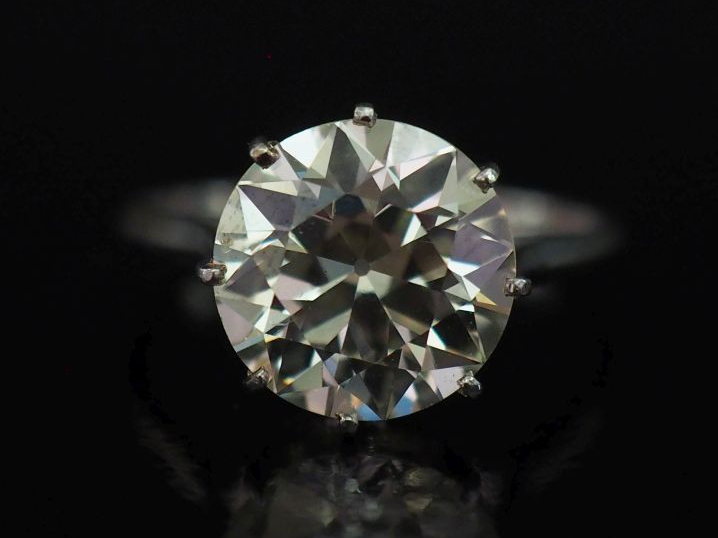 Bague solitaire en or blanc, sertie en son centre d'un diamant taille 