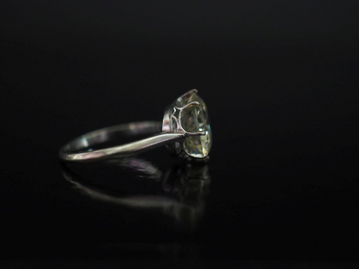 Bague solitaire en or blanc, sertie en son centre d'un diamant taille 