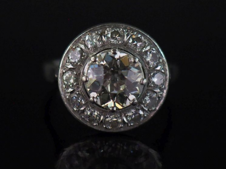 Bague ronde en platine 850 et or blanc 750, sertie en son centre d'un 