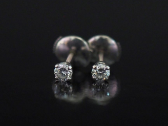 Vente aux enchères Paire de puces d'oreilles en or blanc, serties d'un diamant de 0,14 ct