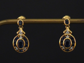 Vente aux enchères Paire de perces oreilles en or jaune 750, ornés d'un saphir serti clos