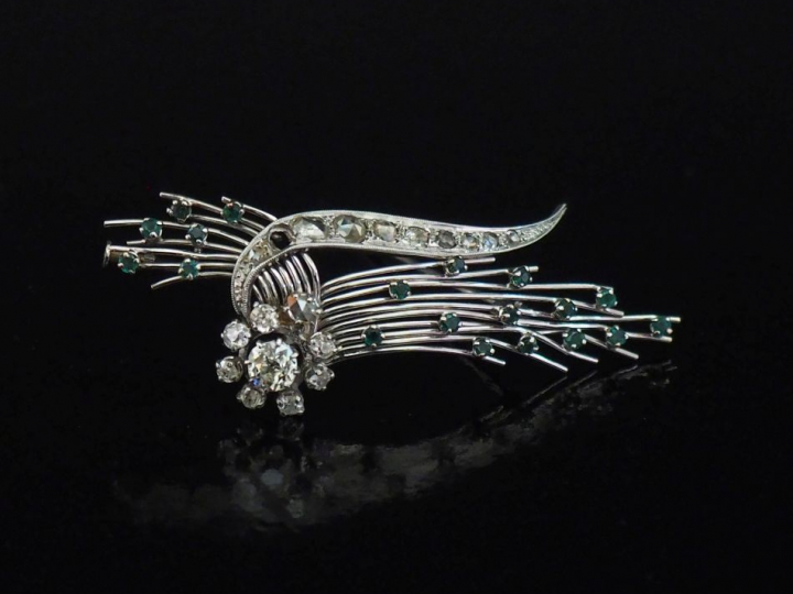 Broche en platine et or blanc en forme de gerbe, à décor d'une fleur s