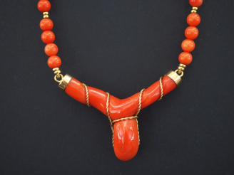 Vente aux enchères Collier en or jaune 750 et corail.  Long. 42 cm Poids tel. 29,58 g   