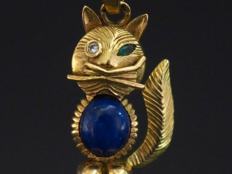 Vente aux enchères Pendentif en or jaune 750 en forme de chat, le corps serti de lapis la