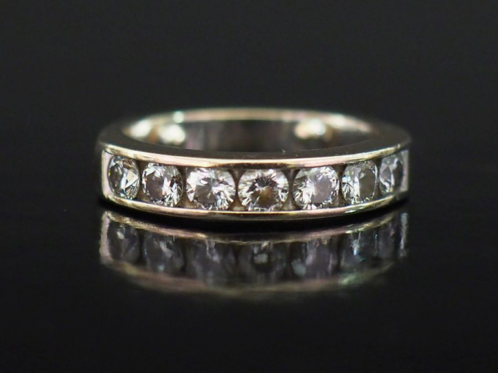 Demi-alliance en or blanc 750, sertie d'une ligne de sept diamants de 