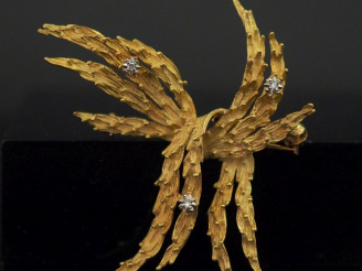 Vente aux enchères Broche en or jaune 750, en forme de gerbe, agrémentée de trois petits 