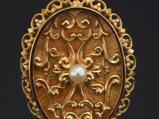 Vente aux enchères Pendentif porte-photo en or jaune 750, à décor de rinceaux feuillagés 