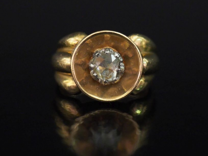Bague de style 1940 en or jaune 750, sertie en son centre d'un diamant