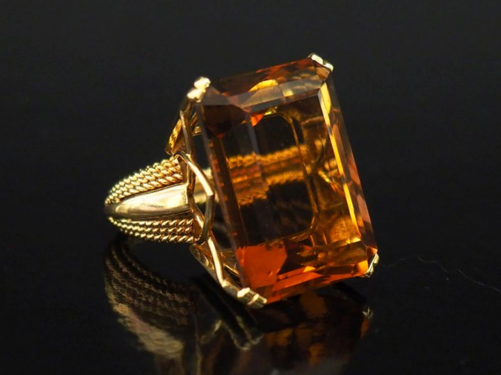 Bague en or jaune 750, sertie en son centre d'un important quartz. Trè