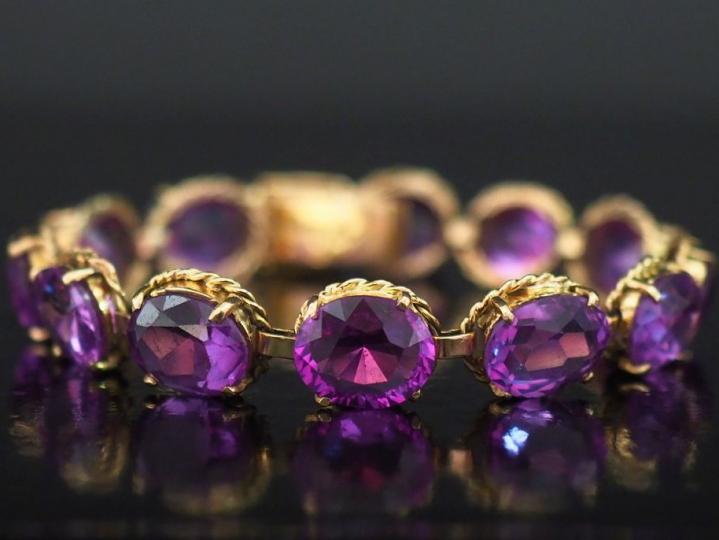 Bracelet articulé en or jaune 585, serti d'une ligne de douze améthyst