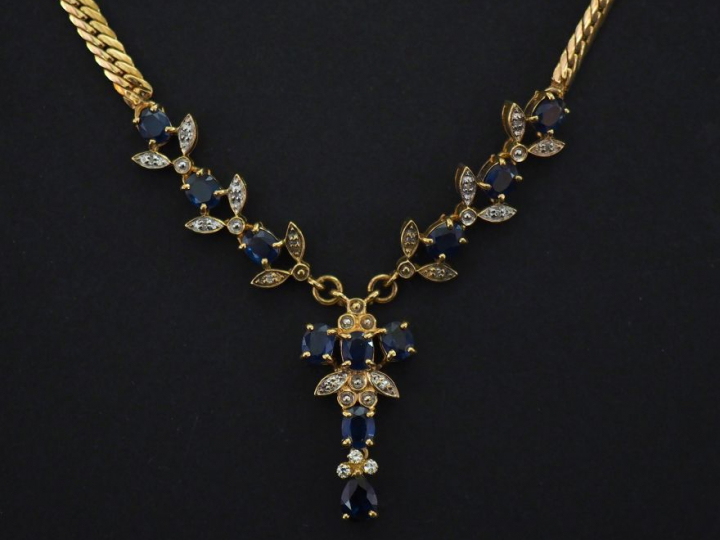 Collier en or jaune 750, maille plate anglaise, ornée en son centre d’