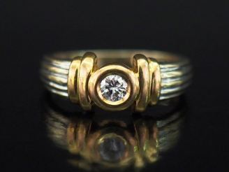 Vente aux enchères Bague deux tons d'or 750, ornée en son centre d'un diamant serti clos 