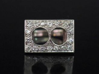 Vente aux enchères Bague de style Art déco en or blanc 750, sertie sur le pourtour d'une 