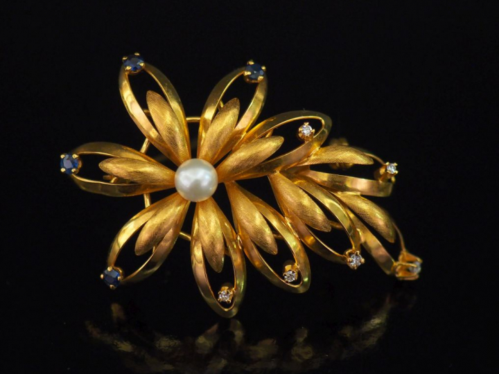 Broche en or jaune 585 en forme de fleur épanouie, agrémentée en son c