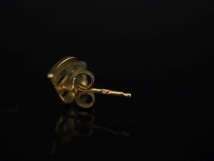 Paire de puces d'oreilles ajourées en or jaune 750, serties d'une pier