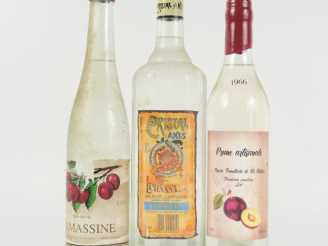 Vente aux enchères 3 BOUTEILLES : 1 EAU DE VIE DAMASSINE 42° - 1 PRUNE ARTISANALE 1966 45