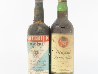 Vente aux enchères 2 VIEILLES BOUTEILLES CAPS ETAIN : 1 MADERE DE L'ILE ALFREDO CANILHA -