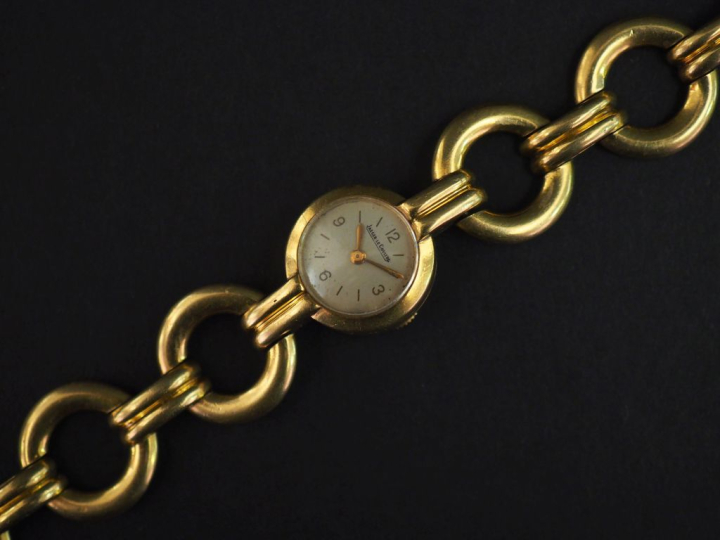 JAEGER LECOULTRE Montre bracelet de dame en or jaune 750.  Cadran rond