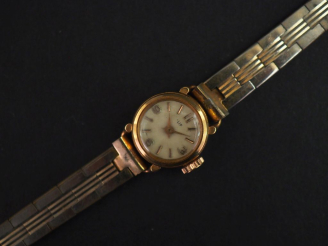 Vente aux enchères LIP,  Montre bracelet de dame, boitier en or jaune 750.  Cadran rond à