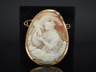 Vente aux enchères Grande broche/pendentif de forme bombée en or jaune 750, sertie en son