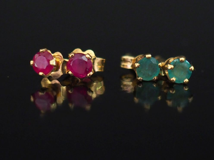 Ensemble comprenant :  - une paire de puces d'oreilles en or jaune 750