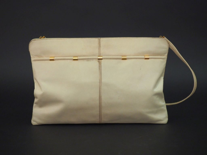 DOMO,  Pochette en cuir de couleur crème.  Une poche à pression à l'av