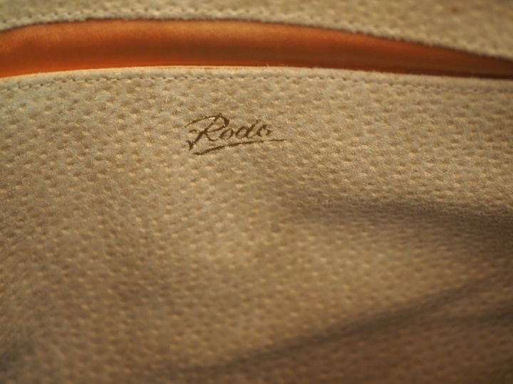 DOMO,  Pochette en cuir de couleur crème.  Une poche à pression à l'av