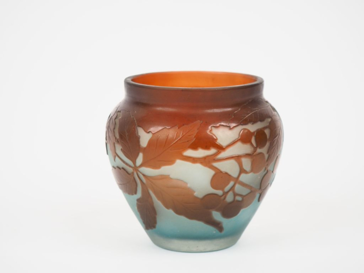 GALLE.  Vase ovoïde en verre à décor gravé en camée à l'acide de baies