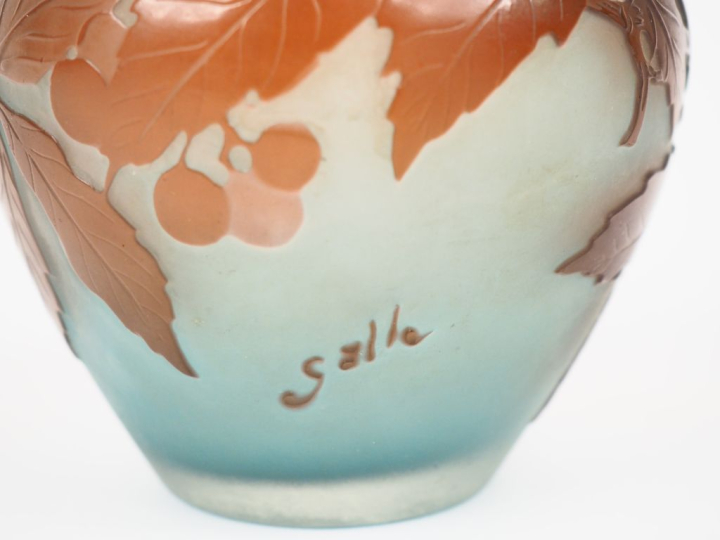 GALLE.  Vase ovoïde en verre à décor gravé en camée à l'acide de baies