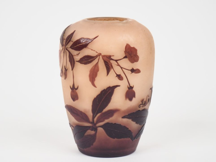 GALLE.  Petit vase ovoïde en verre, à décor gravé en camée à l'acide d
