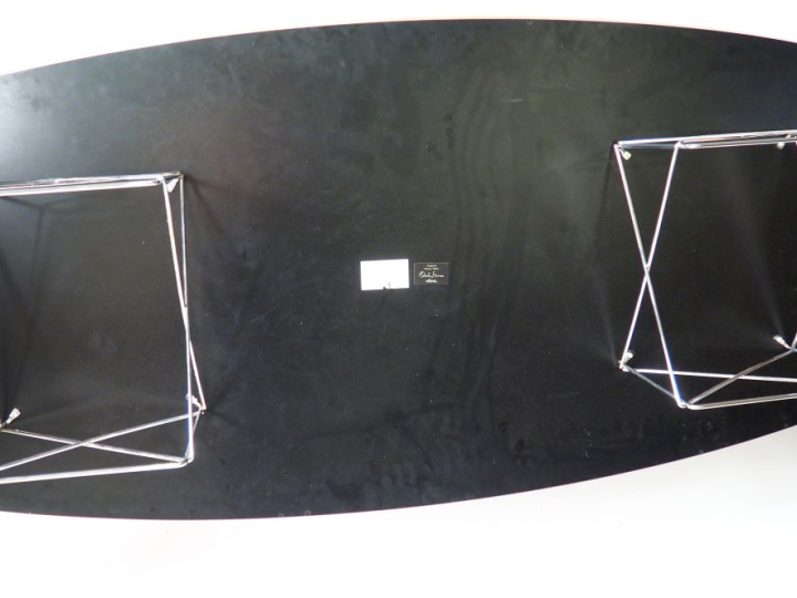 Charles EAMES. (d'après) Grande table basse ovale édition Vitra en boi