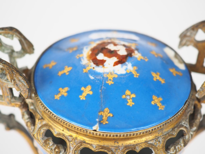 Pot-pourri Napoléon III de style Louis XVI en porcelaine à décor doré 