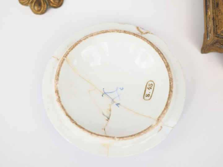 Pot-pourri Napoléon III de style Louis XVI en porcelaine à décor doré 