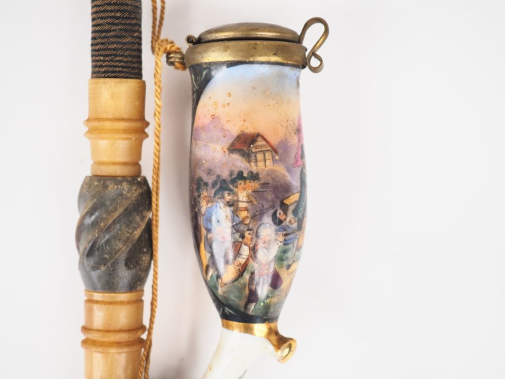 Pipe Autrichienne XIXème en porcelaine et corne, à décor d'une scène d