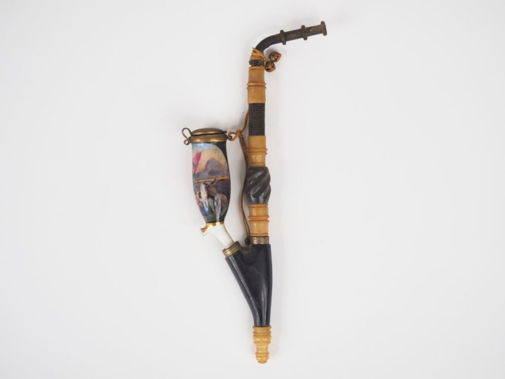 Pipe Autrichienne XIXème en porcelaine et corne, à décor d'une scène d