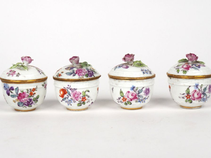 Quatre pots couverts XIXème en porcelaine à décor émaillé de fleurs po