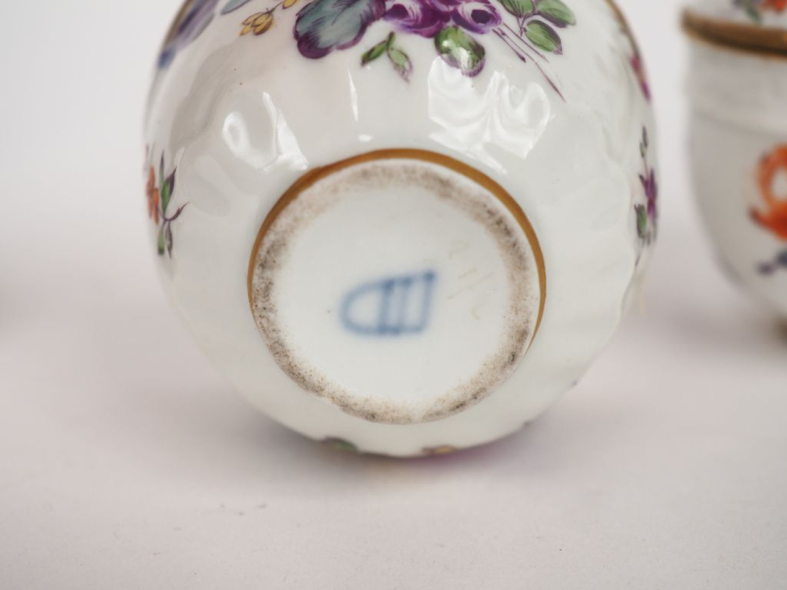 Quatre pots couverts XIXème en porcelaine à décor émaillé de fleurs po