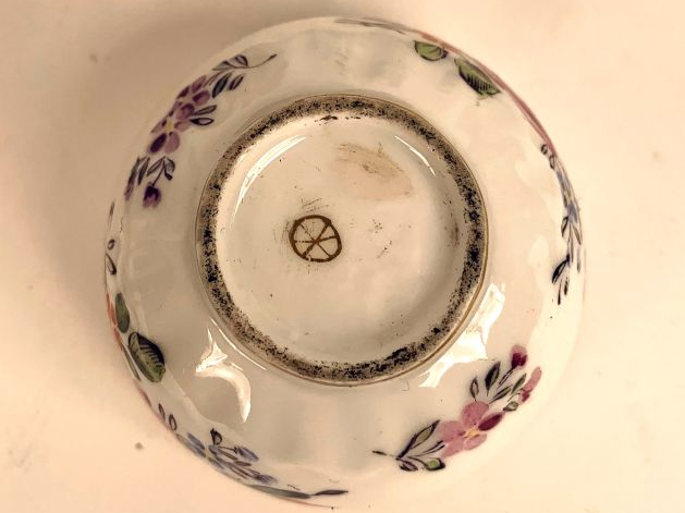 Quatre pots couverts XIXème en porcelaine à décor émaillé de fleurs po