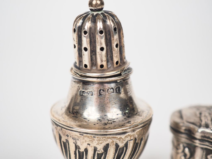 Deux boîtes en argent :  - l'une à décor en repoussé figurant Adam et 