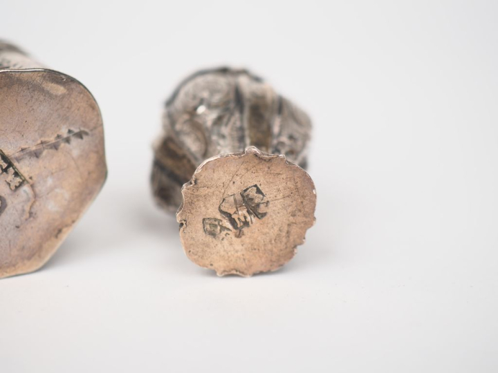 Deux boîtes en argent :  - l'une à décor en repoussé figurant Adam et 