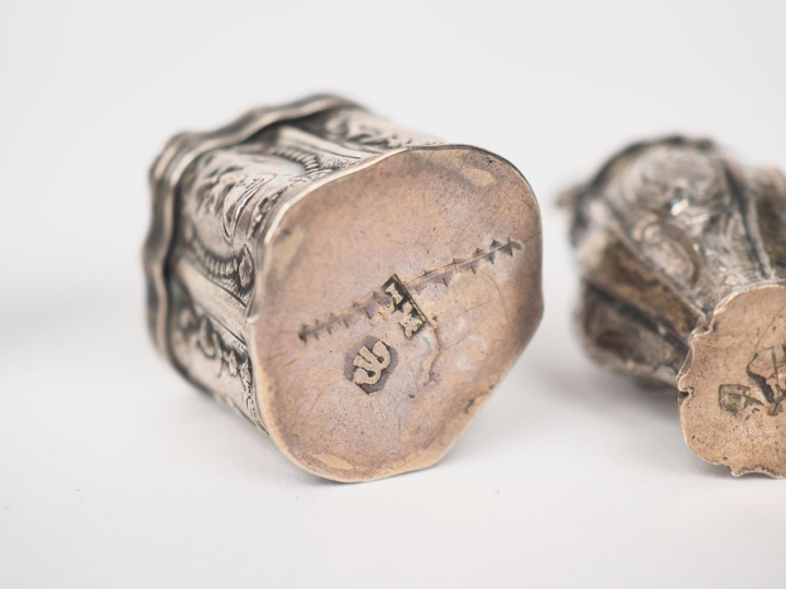Deux boîtes en argent :  - l'une à décor en repoussé figurant Adam et 