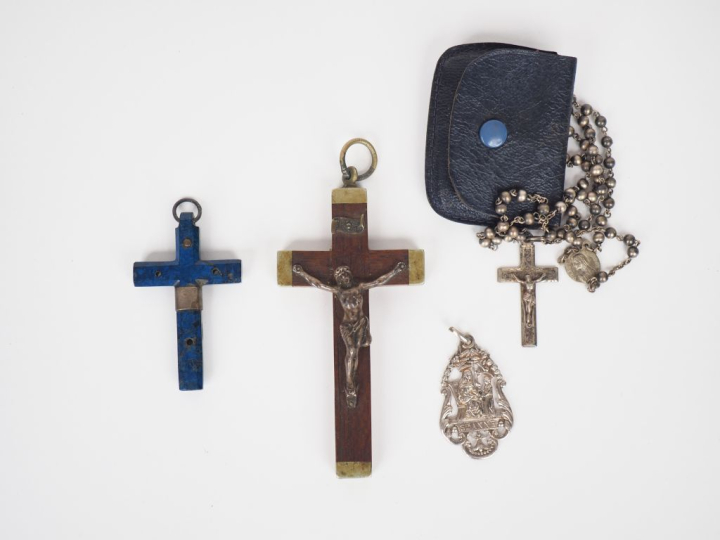 Suite d'objets religieux comprenant:  - Une croix en lapis-lazuli - Un